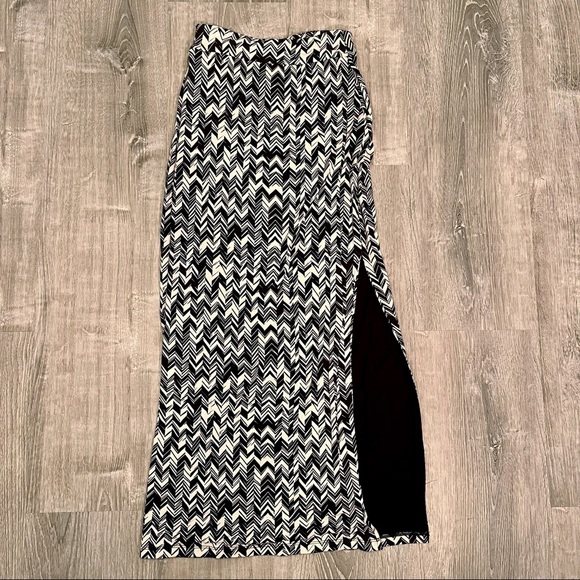 Black & White Chevron Split Maxi Skirt - Picture 2 of 5